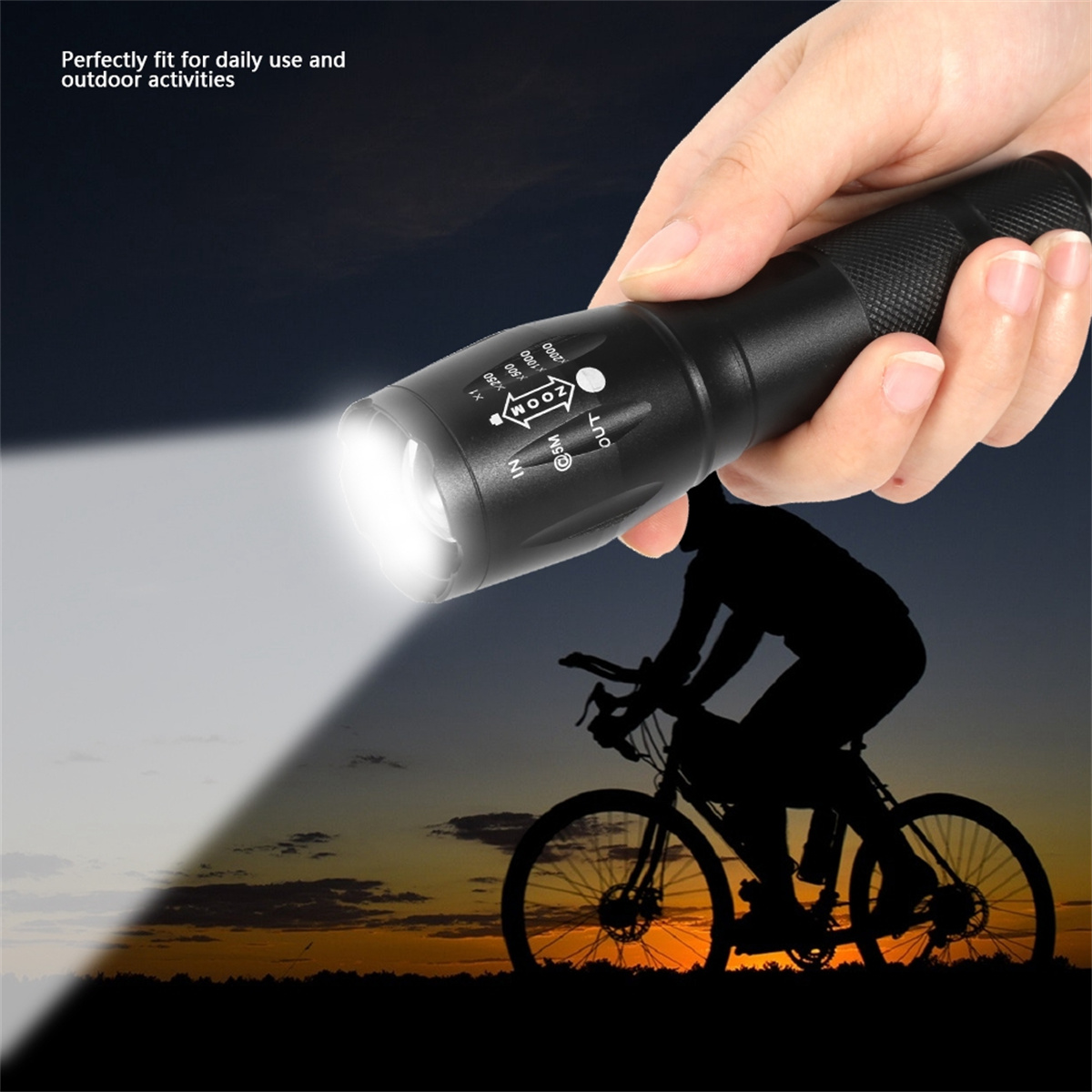 Schwarze Taschenlampe, die Licht auf einen Biker wirft. Nachtszene. Lichtstrahl sichtbar.