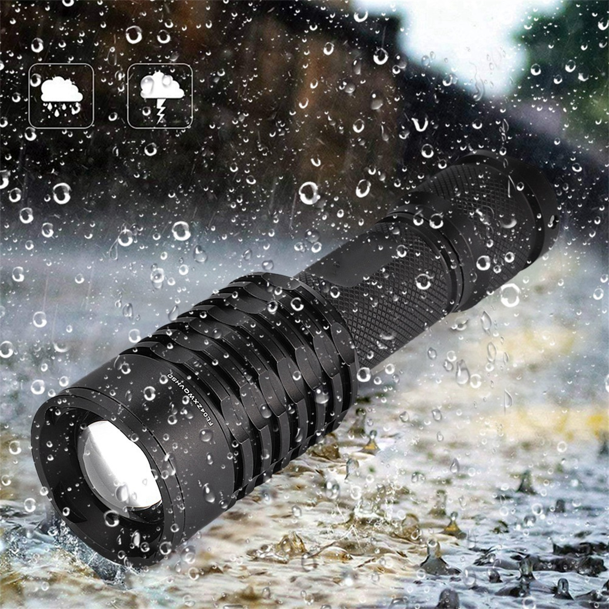 Eine schwarze Taschenlampe im Regen. Wassertropfen sind sichtbar. Der Hintergrund ist eine nasse Oberfläche.