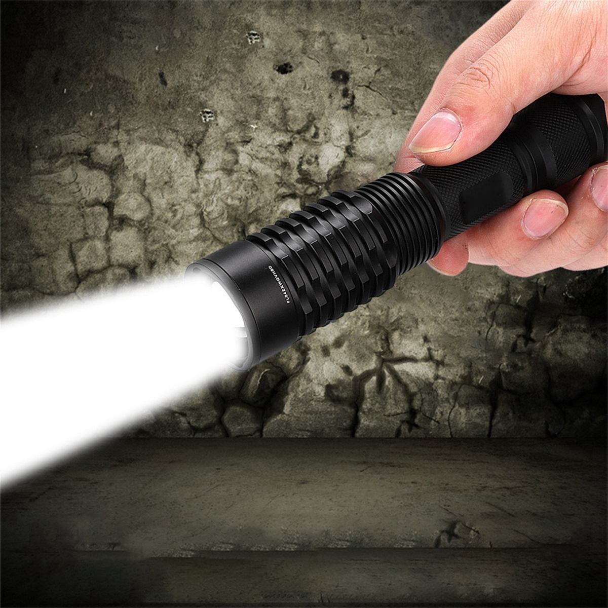 Eine Hand hält eine schwarze Taschenlampe, die einen starken Lichtstrahl vor dunklem, strukturiertem Hintergrund aussendet.
