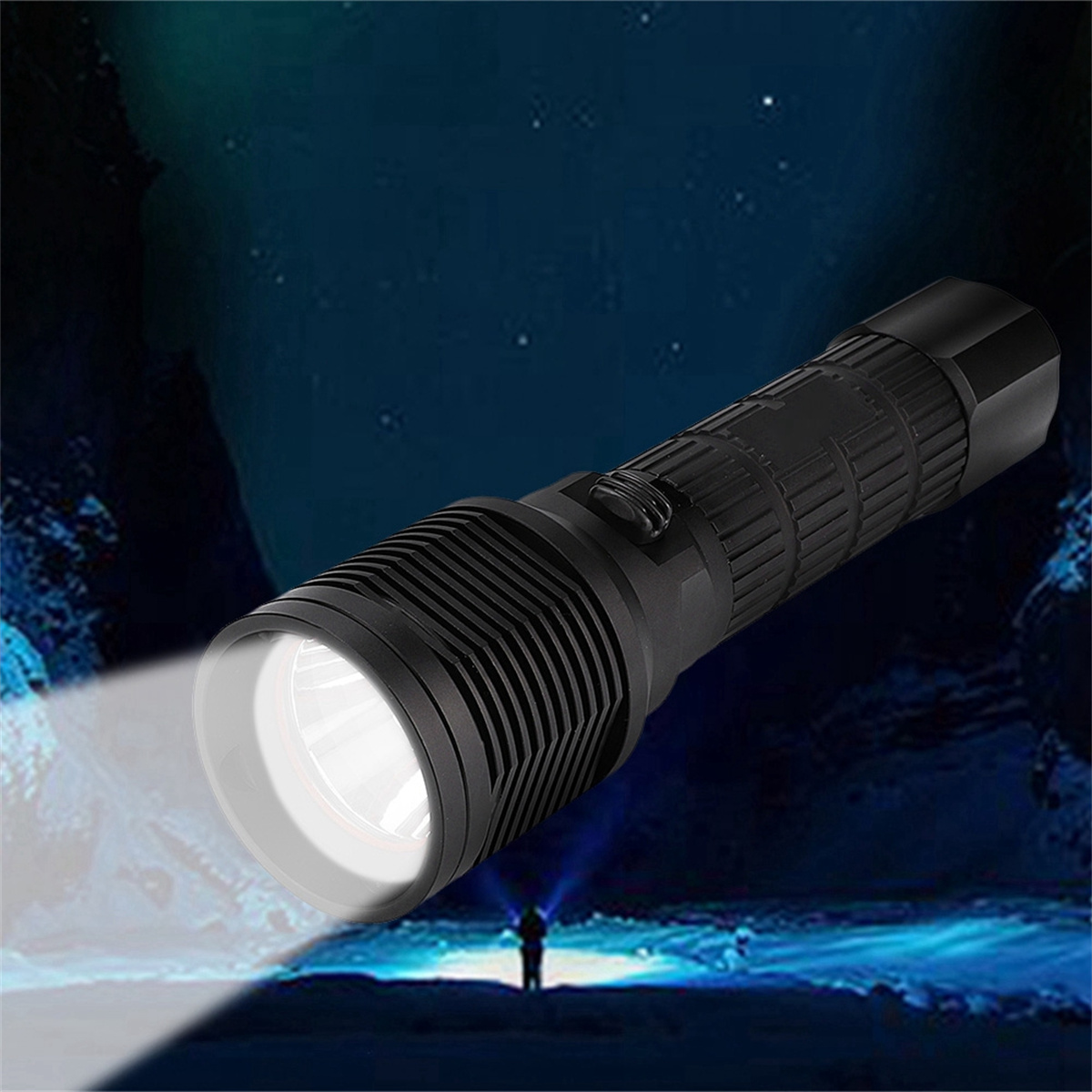 Schwarze Taschenlampe, die einen Lichtstrahl beleuchtet. Eine Person ist im Hintergrund, mit einem sternenklaren Nachthimmel.