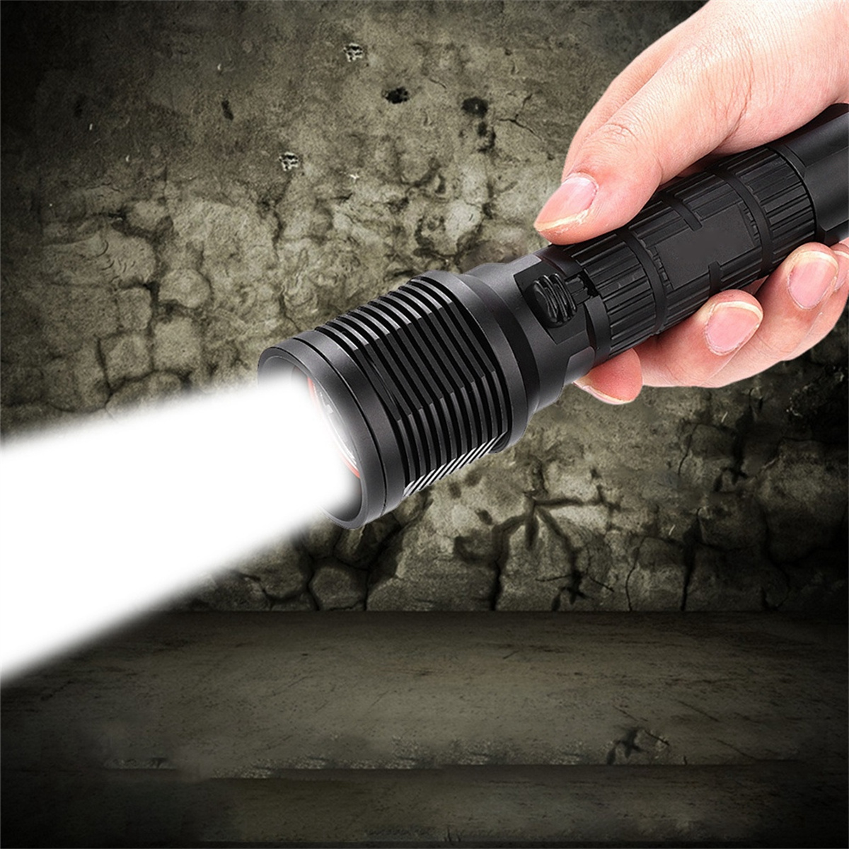 Eine schwarze Taschenlampe, die ein helles weißes Licht ausstrahlt. Hand, die die Taschenlampe hält. Dunkler, strukturierter Hintergrund.
