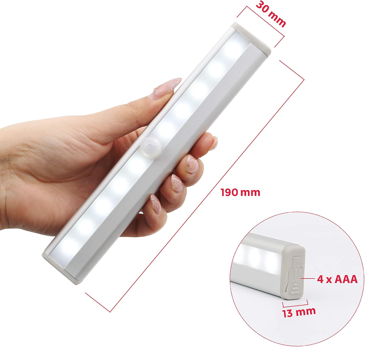 Eine Hand, die einen weißen LED-Lichtbalken mit Abmessungen hält.