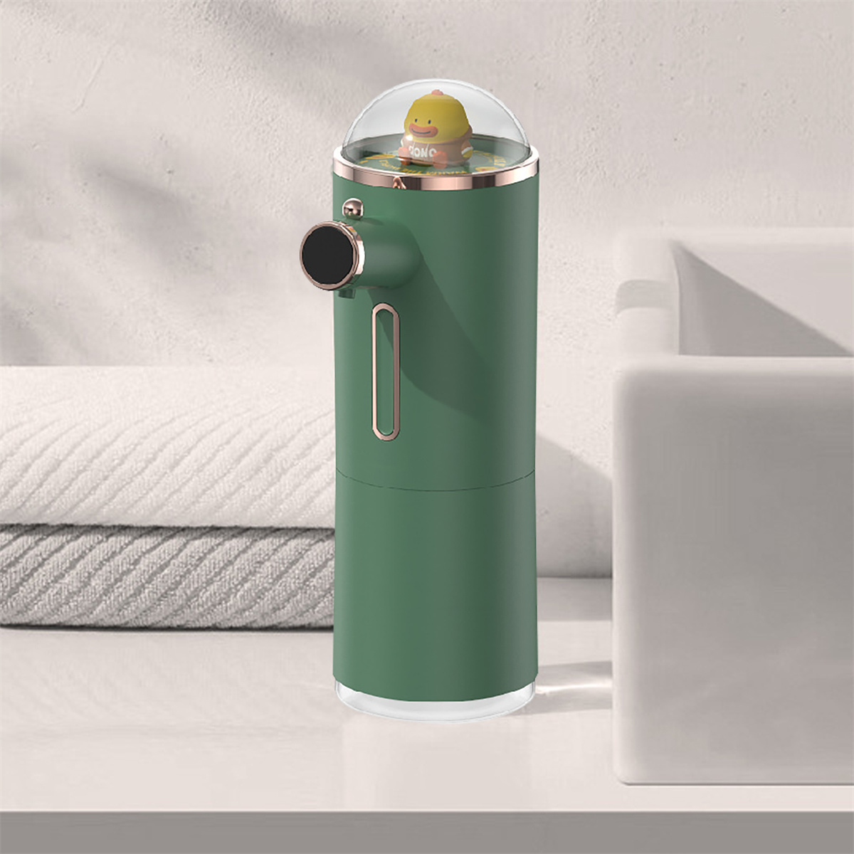 Ein grüner automatischer Seifenspender mit einer Entenfigur oben, in einer Badezimmereinstellung.