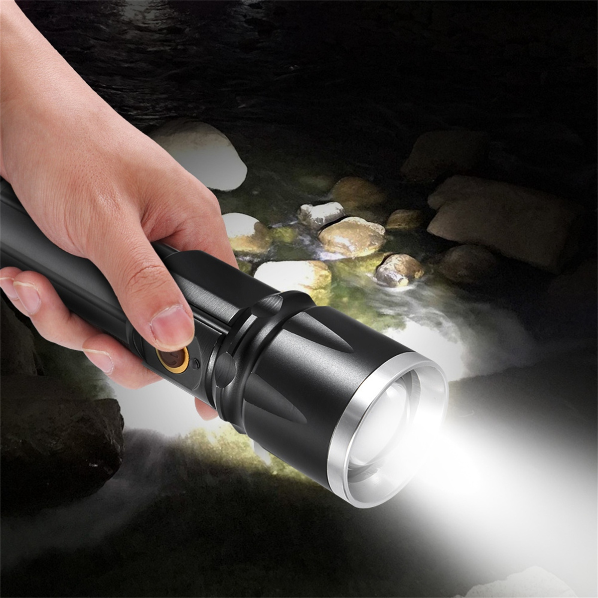 Eine Hand hält eine schwarze Taschenlampe mit hellem Strahl in dunkler Szene.