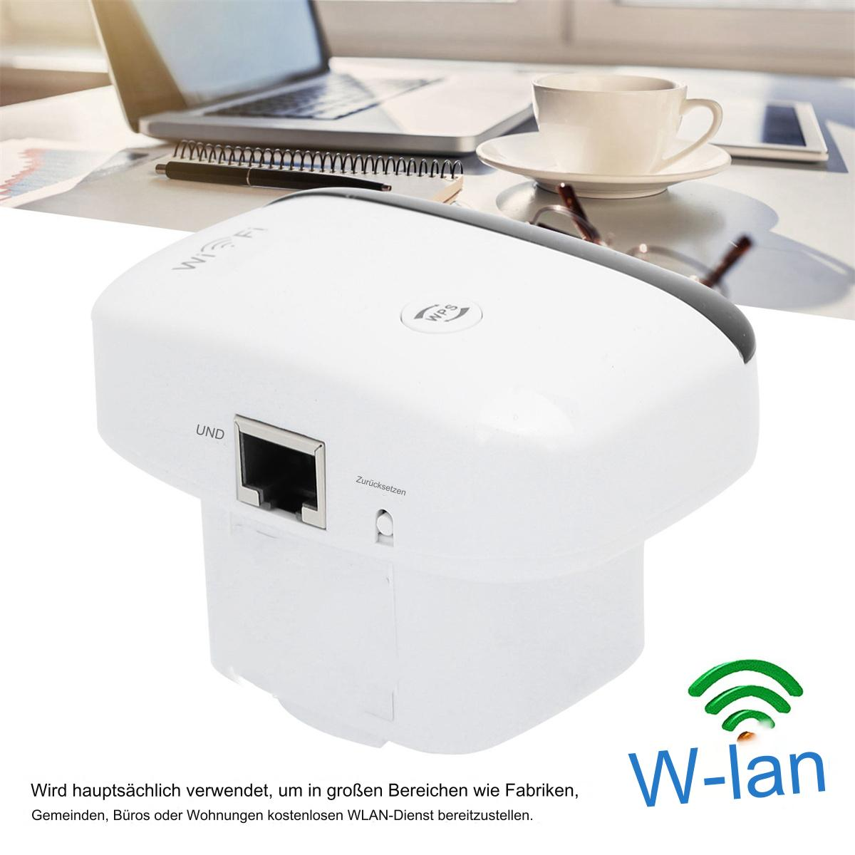 Ein weißer WLAN-Extender mit Ethernet-Anschluss. Im Hintergrund befinden sich ein Laptop und eine Kaffeetasse.