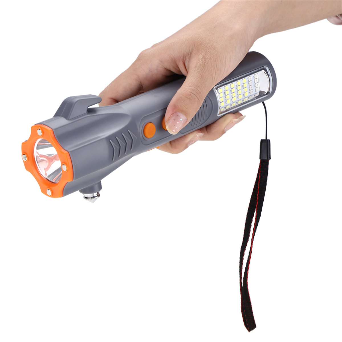 Hand hält eine grau-orangefarbene Taschenlampe. Verfügt über einen Glasbrecher und einen roten Gurt.