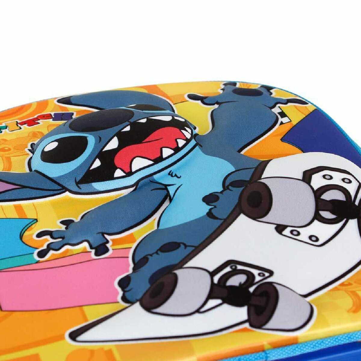 Stitch auf einem Skateboard. Blaue Haut, offener Mund und ein lebendiger Hintergrund.