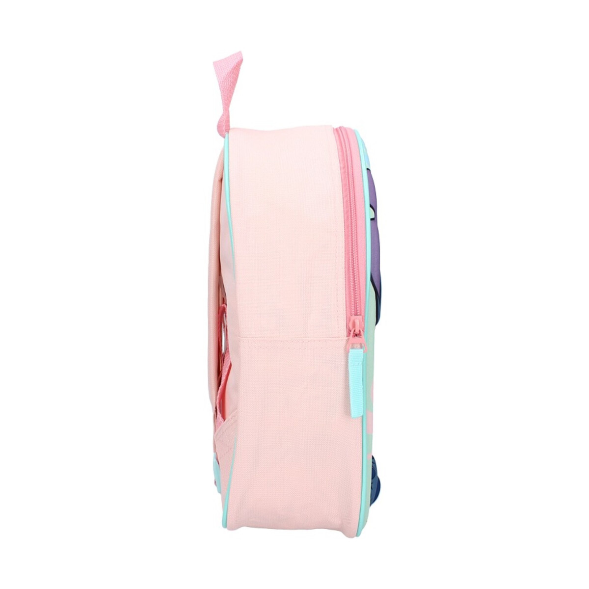Rosa Seite eines Rucksacks. Reißverschluss, Griff und türkisfarbene Akzente. Weißer Hintergrund.
