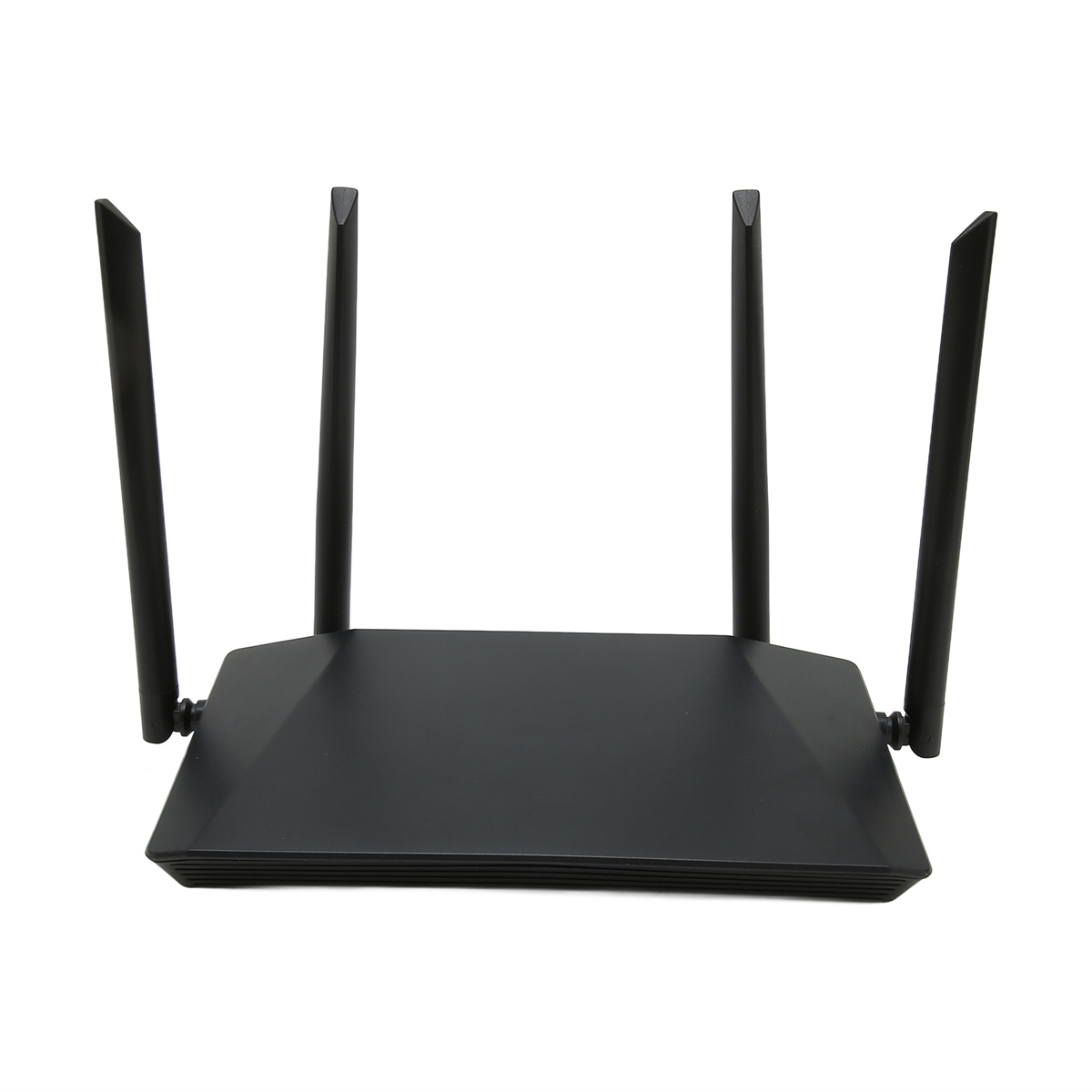 Ein schwarzer Router mit vier Antennen. Er befindet sich auf weißem Hintergrund.