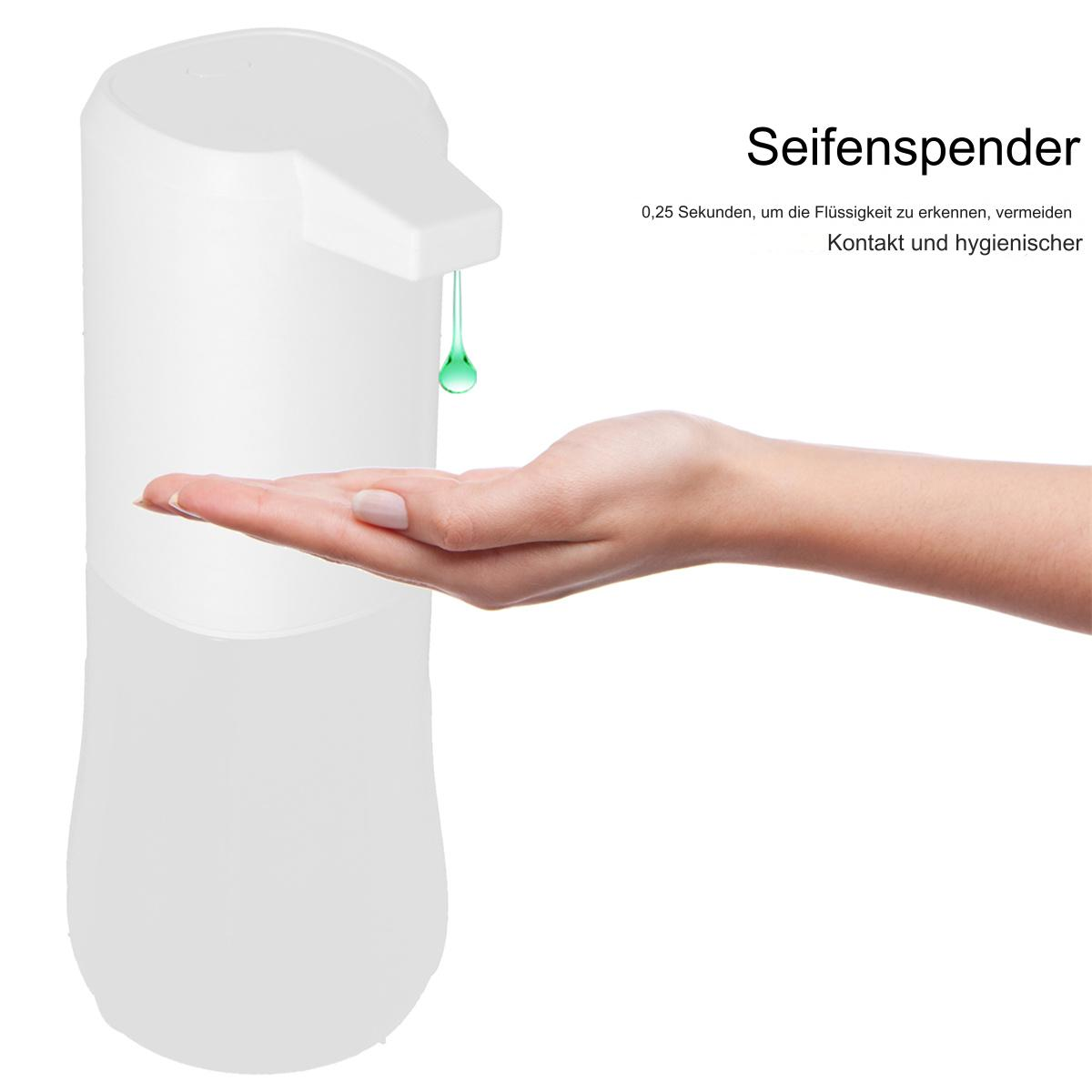 Ein weißer Seifenspender gibt grüne Flüssigkeit in eine Hand ab. Weißer Hintergrund.