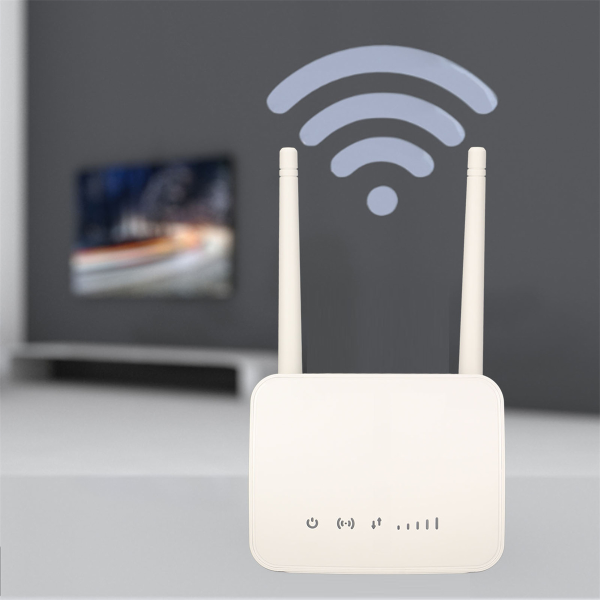 Ein weißer Router mit zwei Antennen. Der Hintergrund ist eine verschwommene graue Wand mit einem Fernseher.