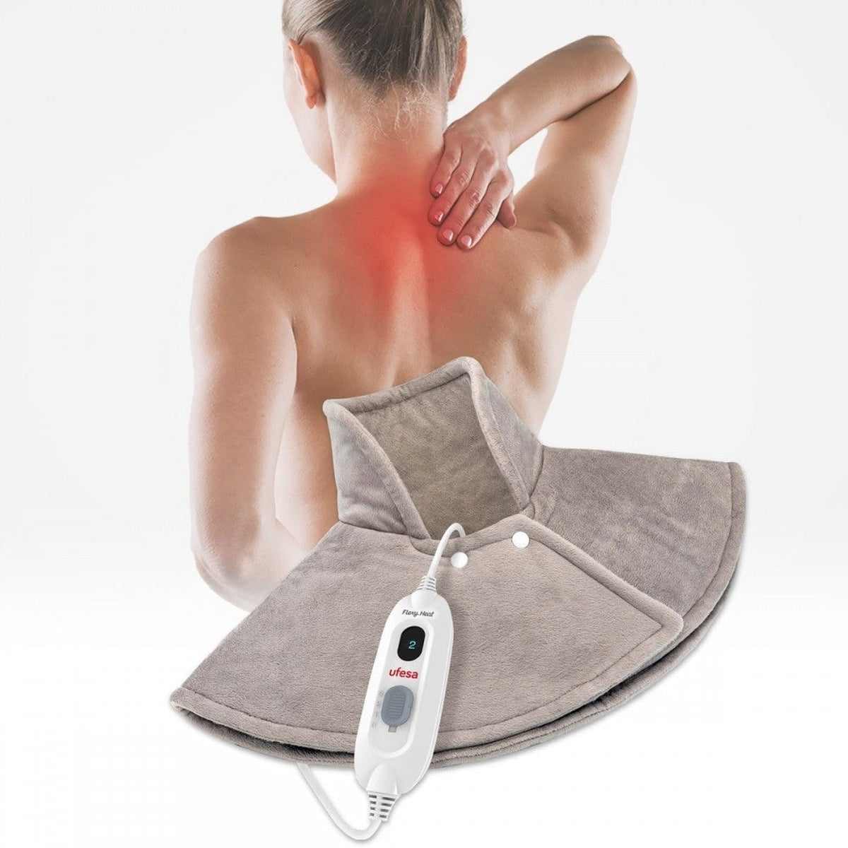 Mujer con dolor de hombro. Almohadilla térmica delante.