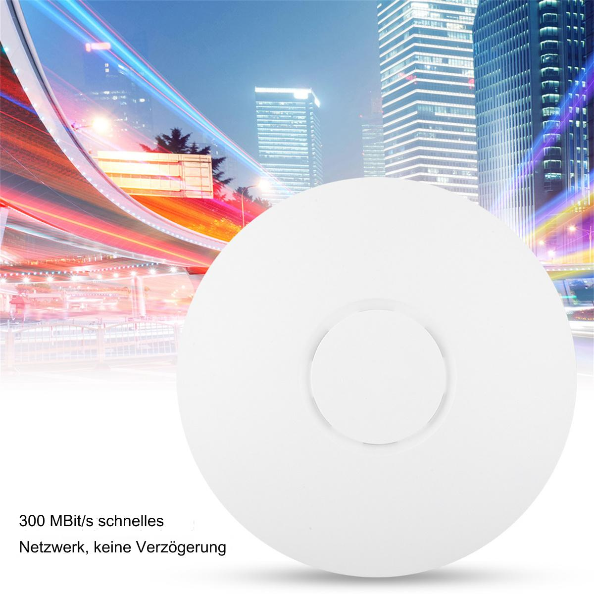 Ein weißes Netzwerkgerät mit einem zentralen Kreis und einem unscharfen Hintergrund von Gebäuden.