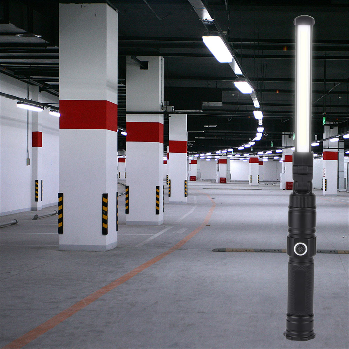 Tiefgarage mit Säulen und einer Taschenlampe.