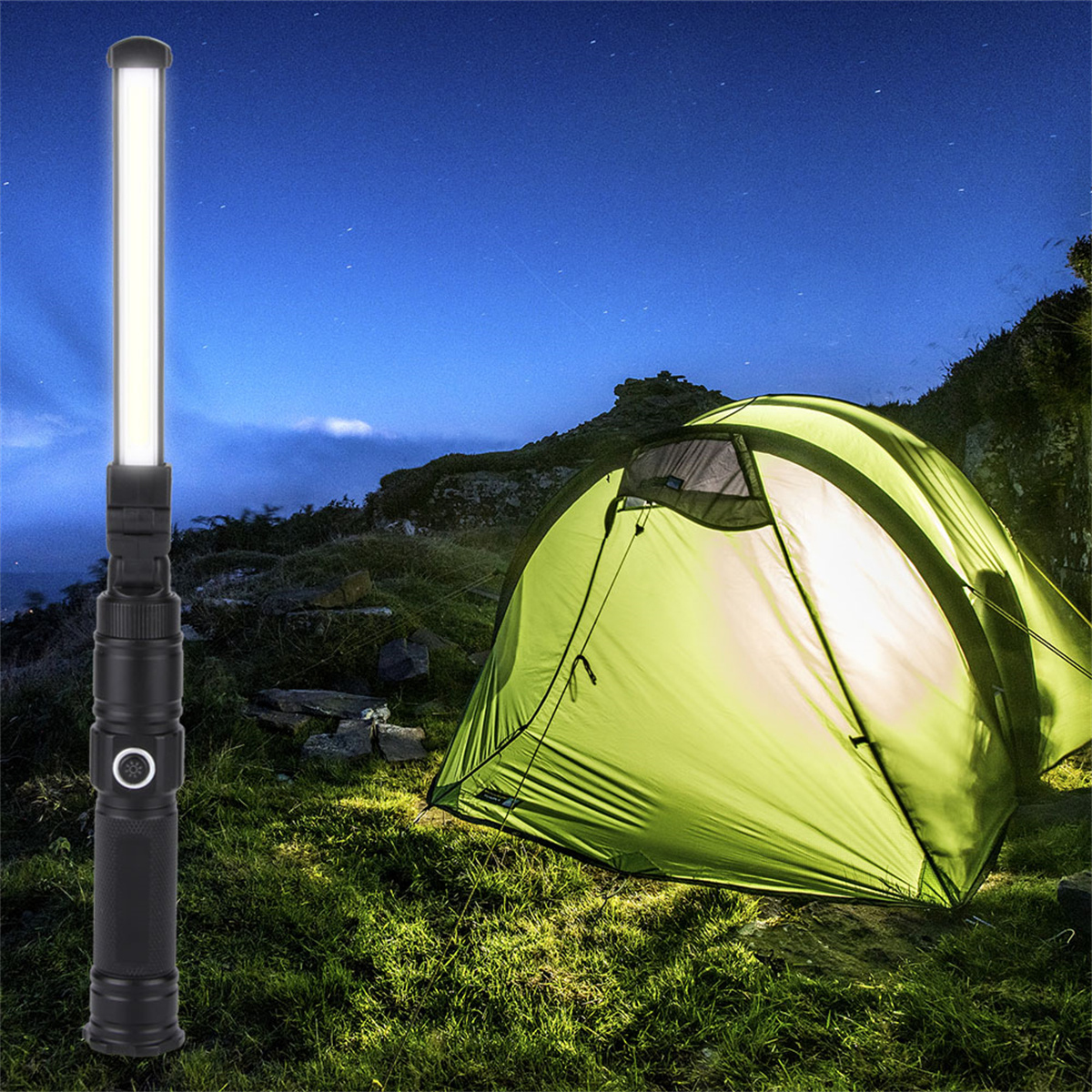 Eine beleuchtete Taschenlampe steht neben einem grünen Zelt unter einem sternenklaren Nachthimmel.