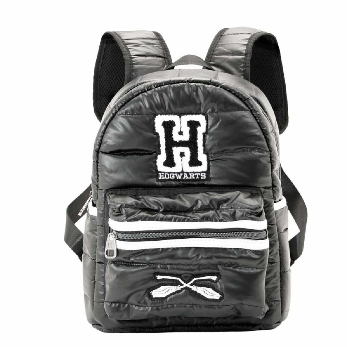 Schwarzer Hogwarts-Rucksack mit weißen Stickereidetails.