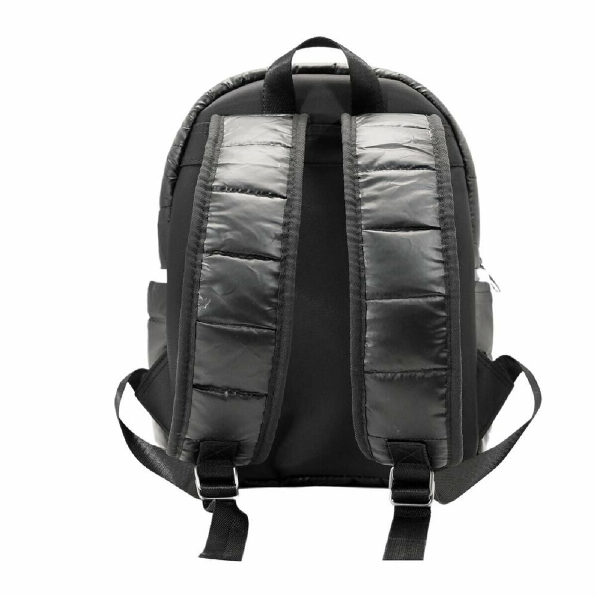 Schwarzer Rucksack mit gepolsterten Schultergurten und einem weißen Streifen an der Seite vor weißem Hintergrund.