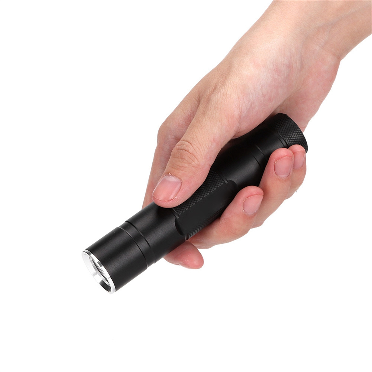 Hand hält eine schwarze Taschenlampe. Die Taschenlampe hat einen strukturierten Griff.