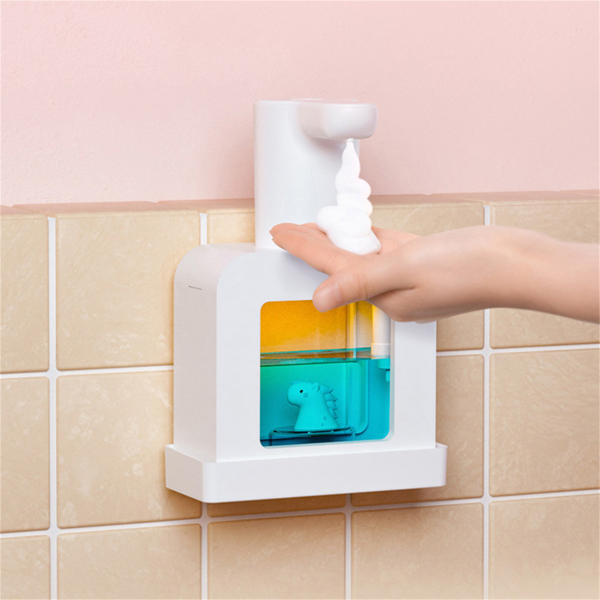 Weißer automatischer Seifenspender gibt Schaum ab. Eine Hand greift nach dem Schaum.