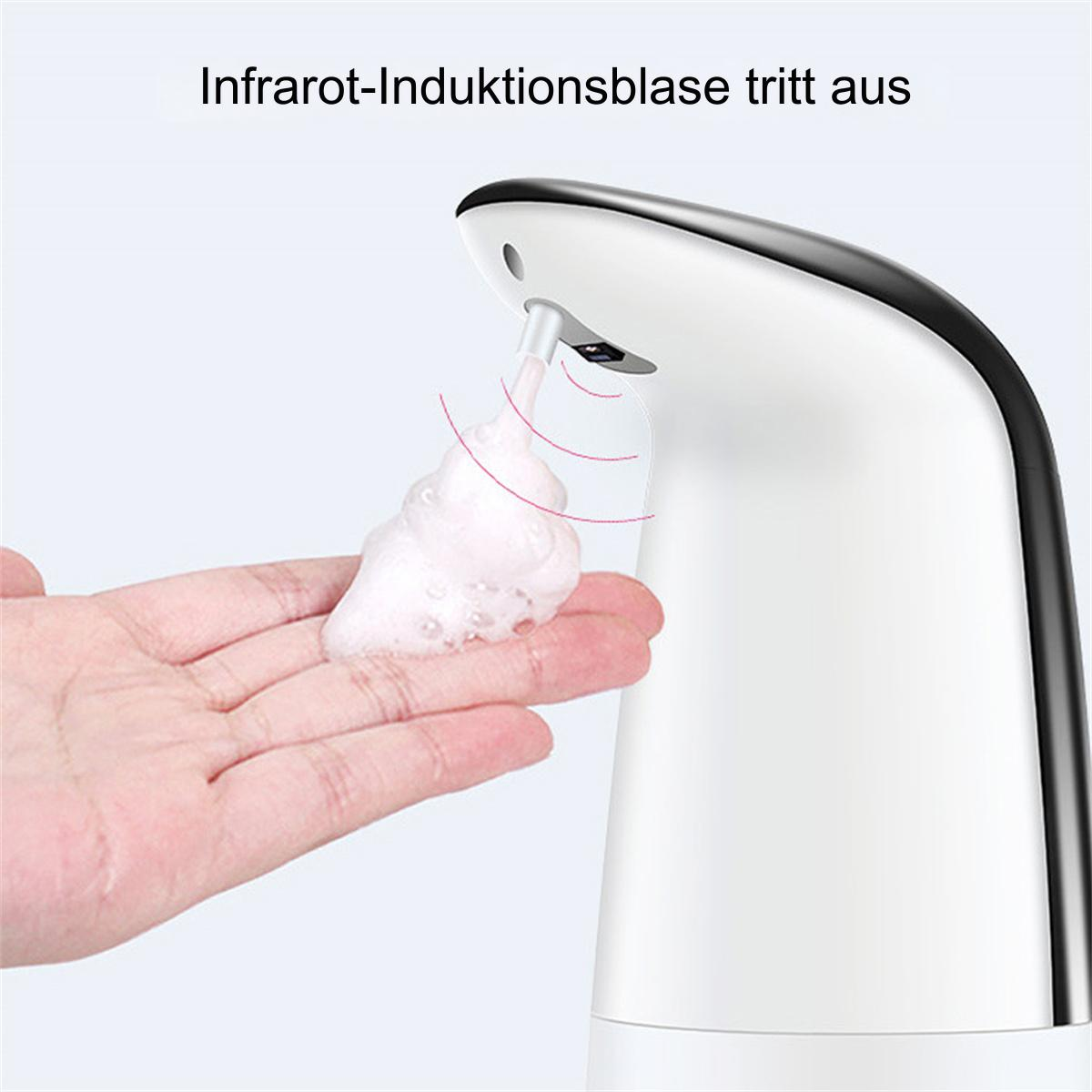 Weißer Seifenspender gibt Schaum ab. Eine Hand fängt ihn auf.
