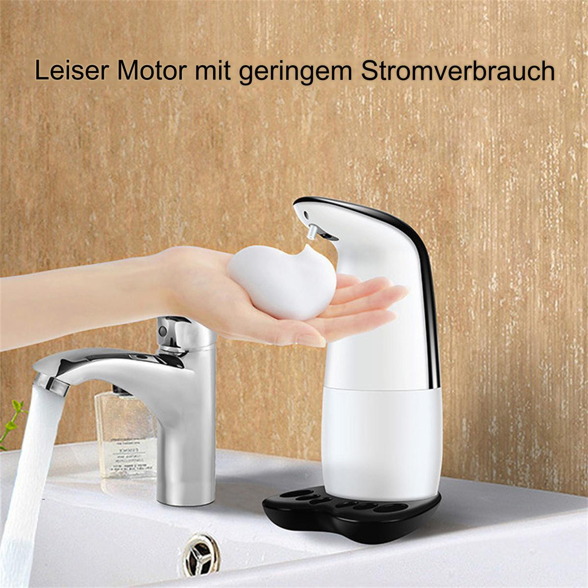 Automatischer Seifenspender mit Seife in der Hand, weiß-schwarzes Design, heller Hintergrund.