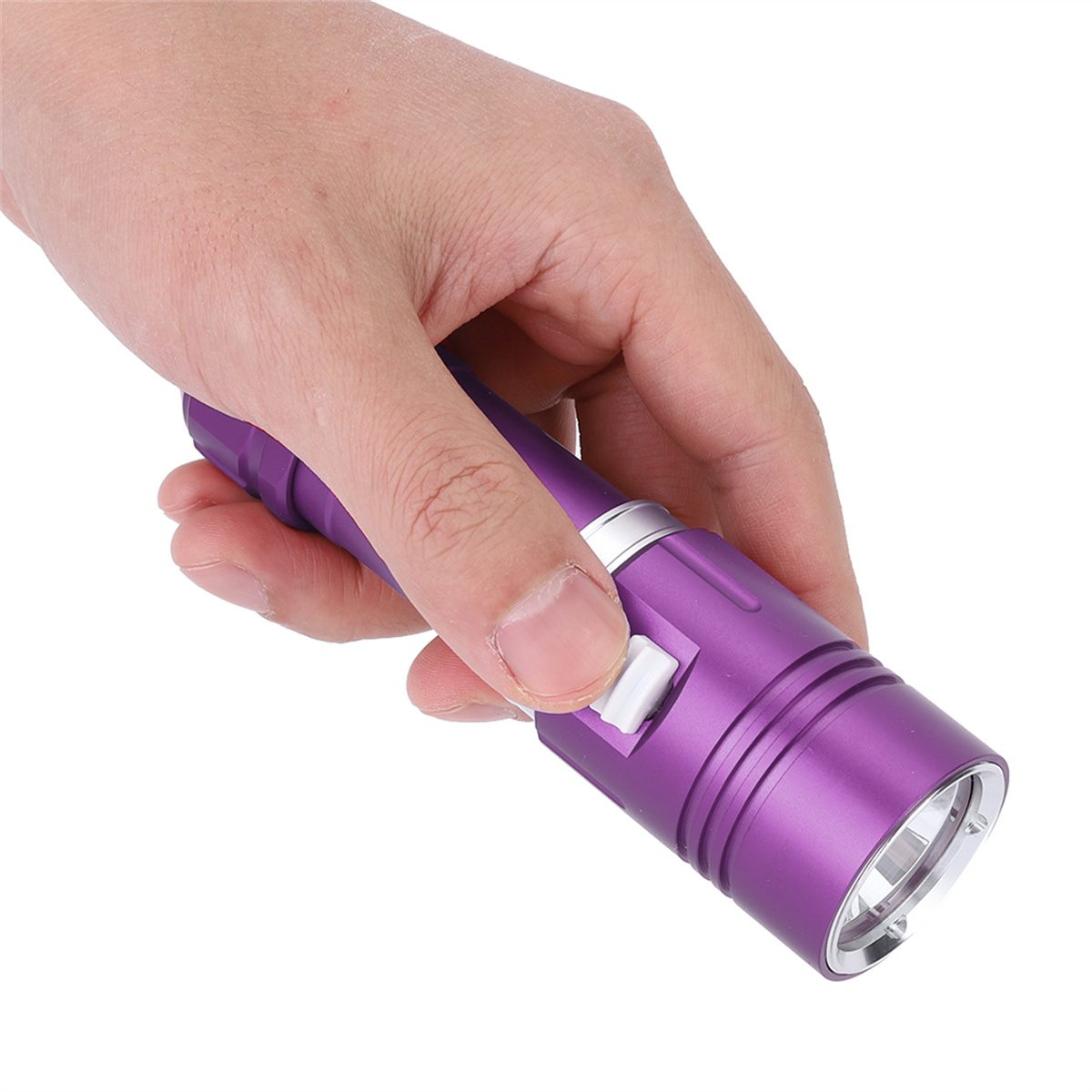 Hand hält eine lilafarbene Taschenlampe. Die Taschenlampe hat eine silberne Zierleiste und einen Knopf.