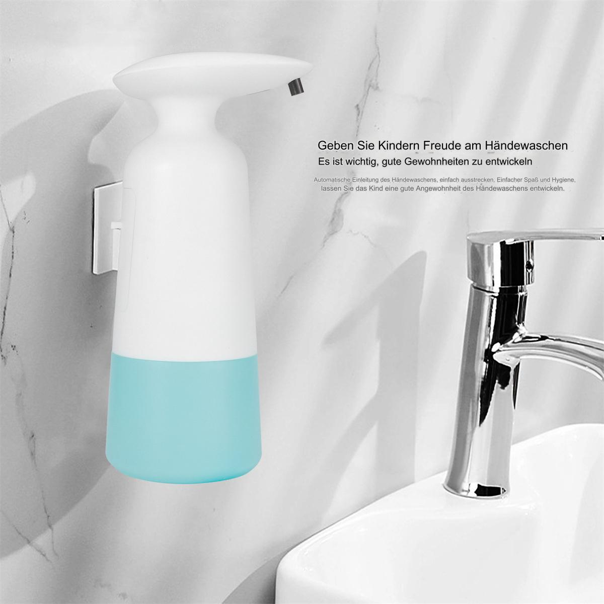 Weißer Seifenspender an der Wand, blaue Flüssigkeit sichtbar. Wasserhahn rechts.