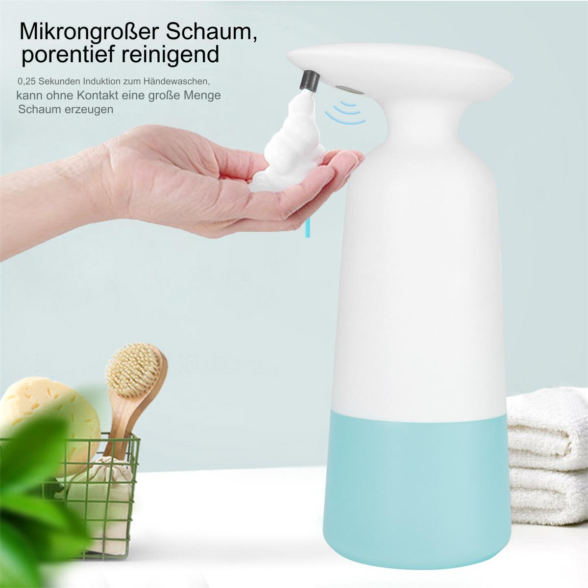 Automatischer Seifenspender, der Schaum abgibt. Hand, die sich dem Schaum nähert.