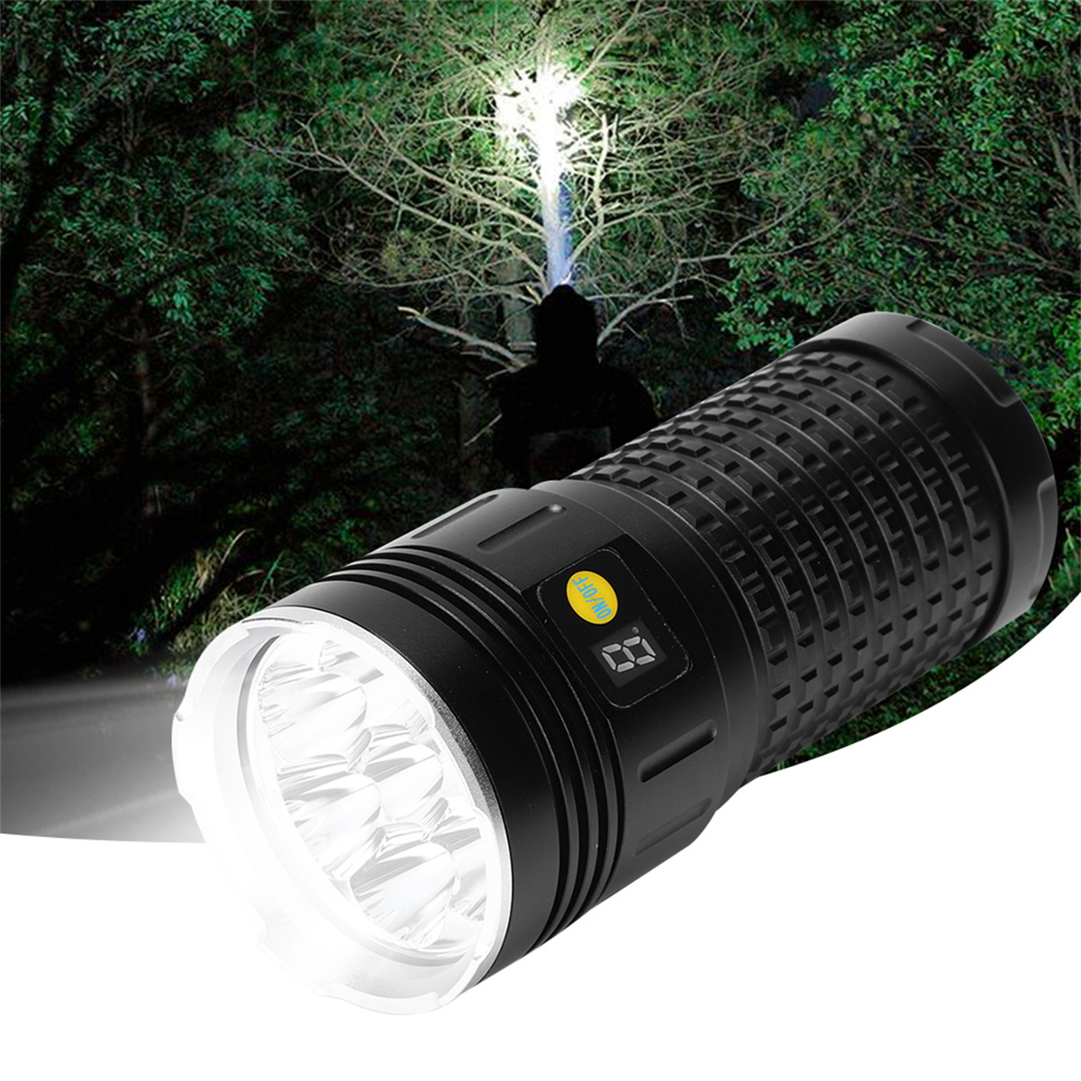 Schwarze Taschenlampe strahlt helles Licht aus, beleuchtet einen dunklen, waldreichen Wald.
