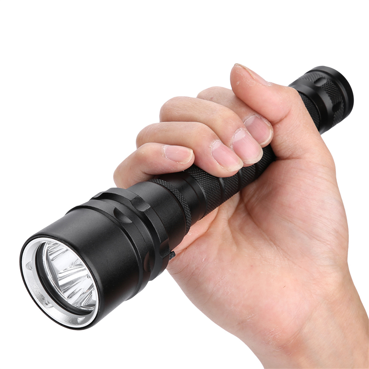 Eine schwarze Taschenlampe wird in einer Hand gehalten, das Licht scheint.