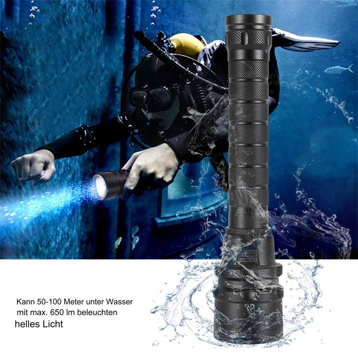Ein Taucher unter Wasser hält eine Taschenlampe. Wasserspritzer auf der rechten Seite.