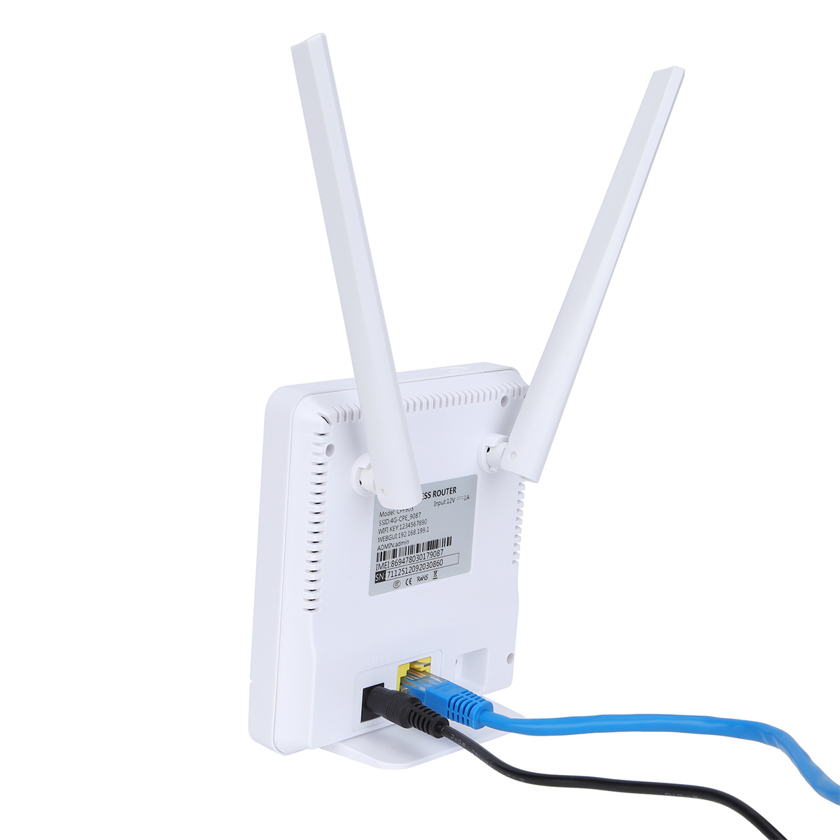 Weißer Router mit zwei Antennen, Rückansicht, mit angeschlossenen Kabeln.