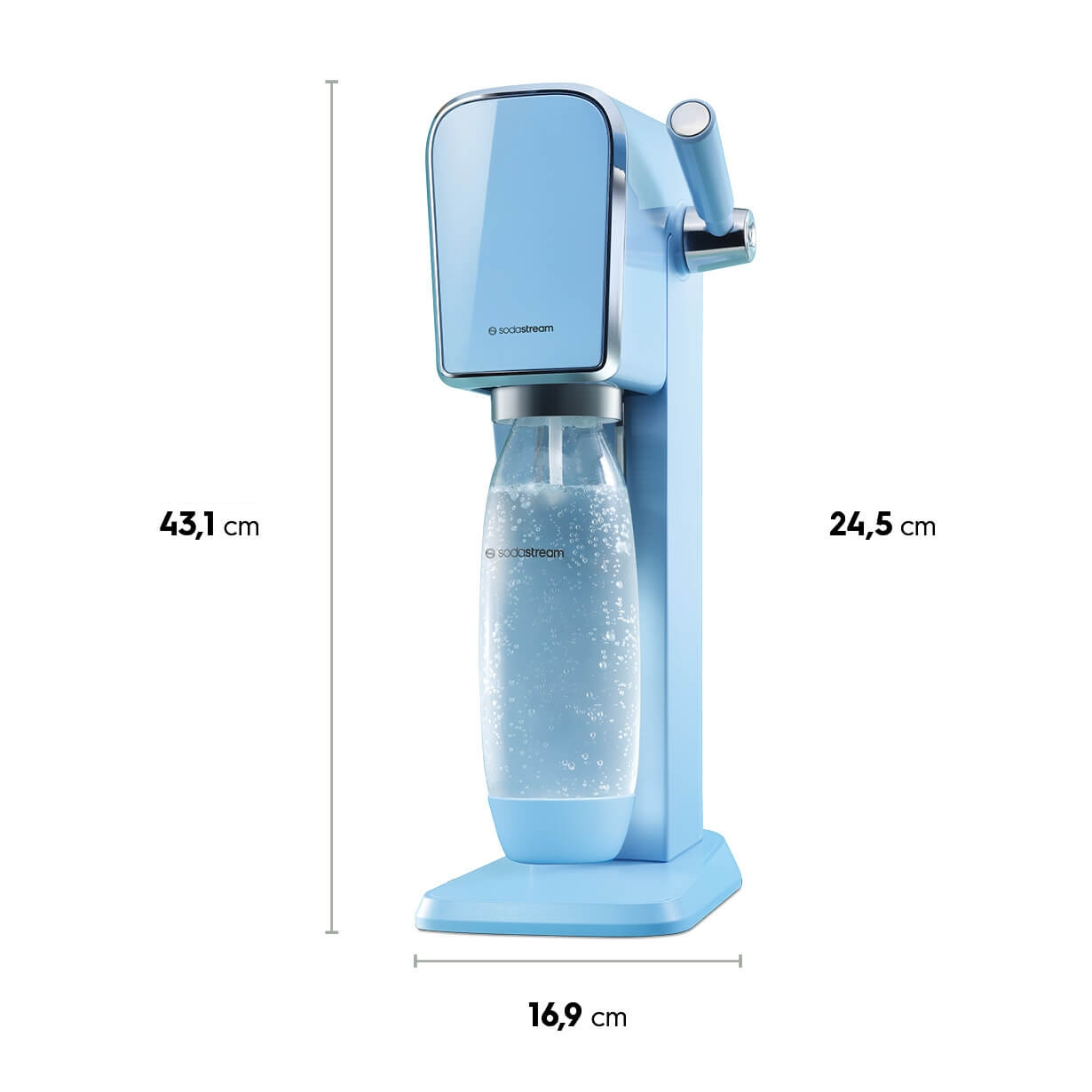 Jasnoniebieska maszyna SodaStream z butelką wody. Wymiary: 43,1 cm wysokości, 24,5 cm szerokości, 16,9 cm głębokości. Białe tło.