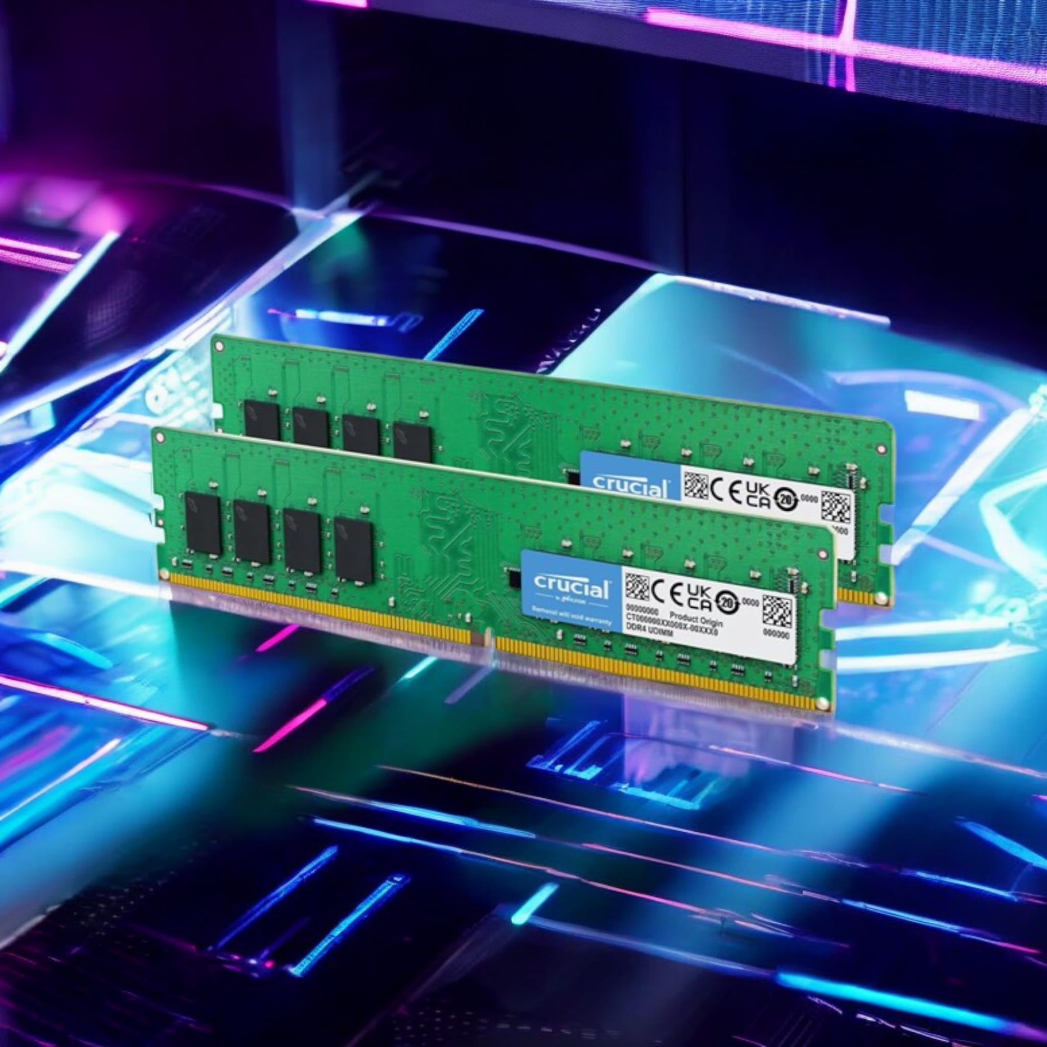 Dos módulos de RAM Crucial verdes sobre un fondo tecnológico con tonos azules y morados.