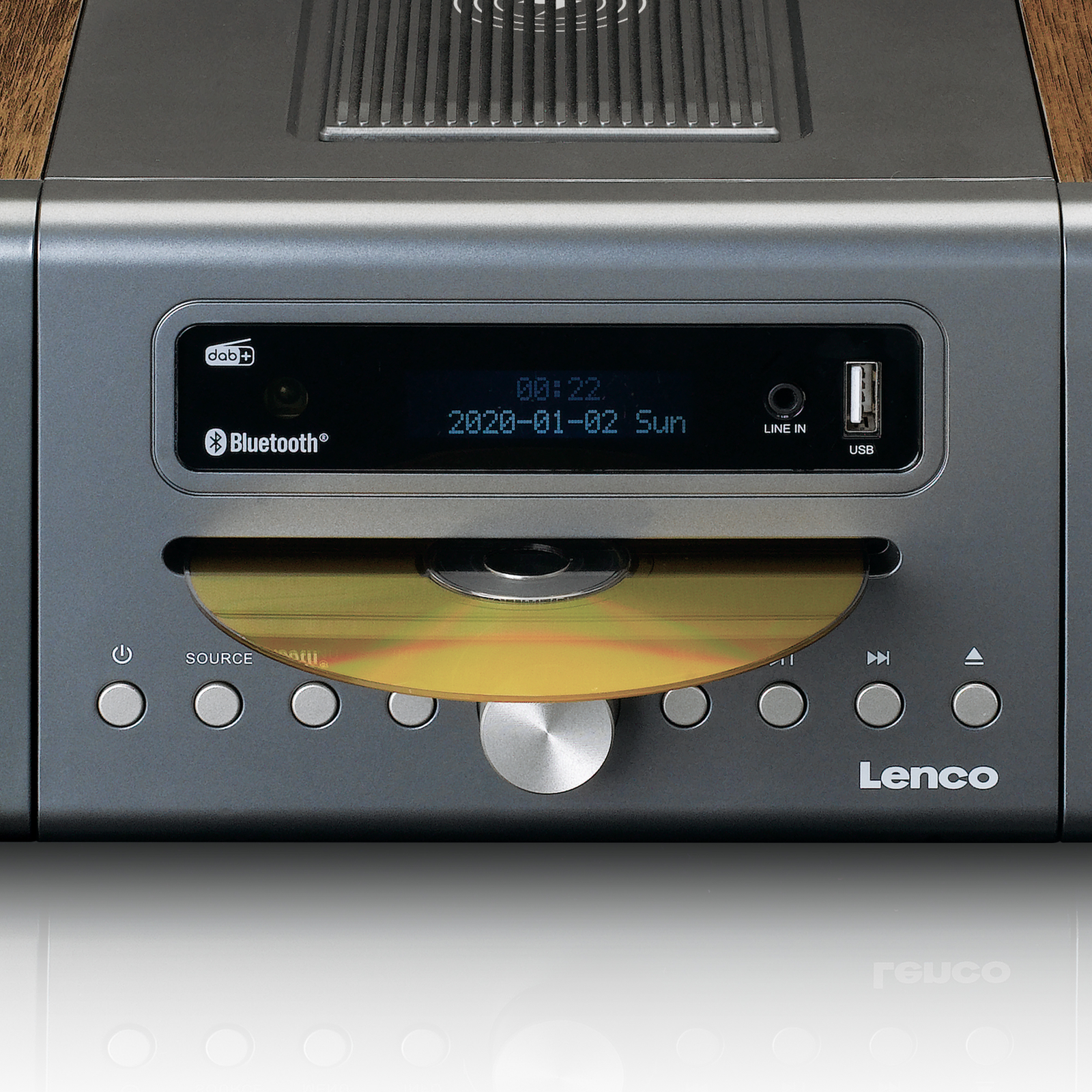 Radio Lenco argento e grigio con CD nello slot. Il display digitale mostra ora e data.