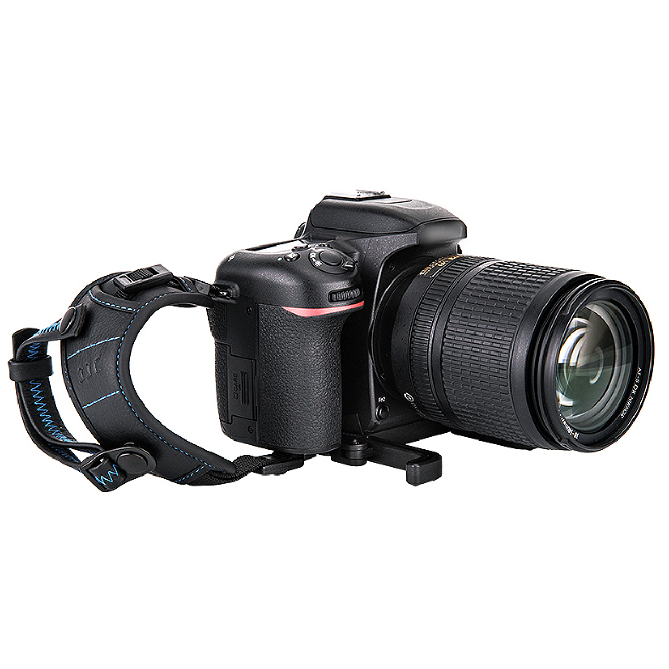 Schwarze DSLR-Kamera mit Objektiv und Handschlaufe. Die Kamera ist auf weißem Hintergrund.