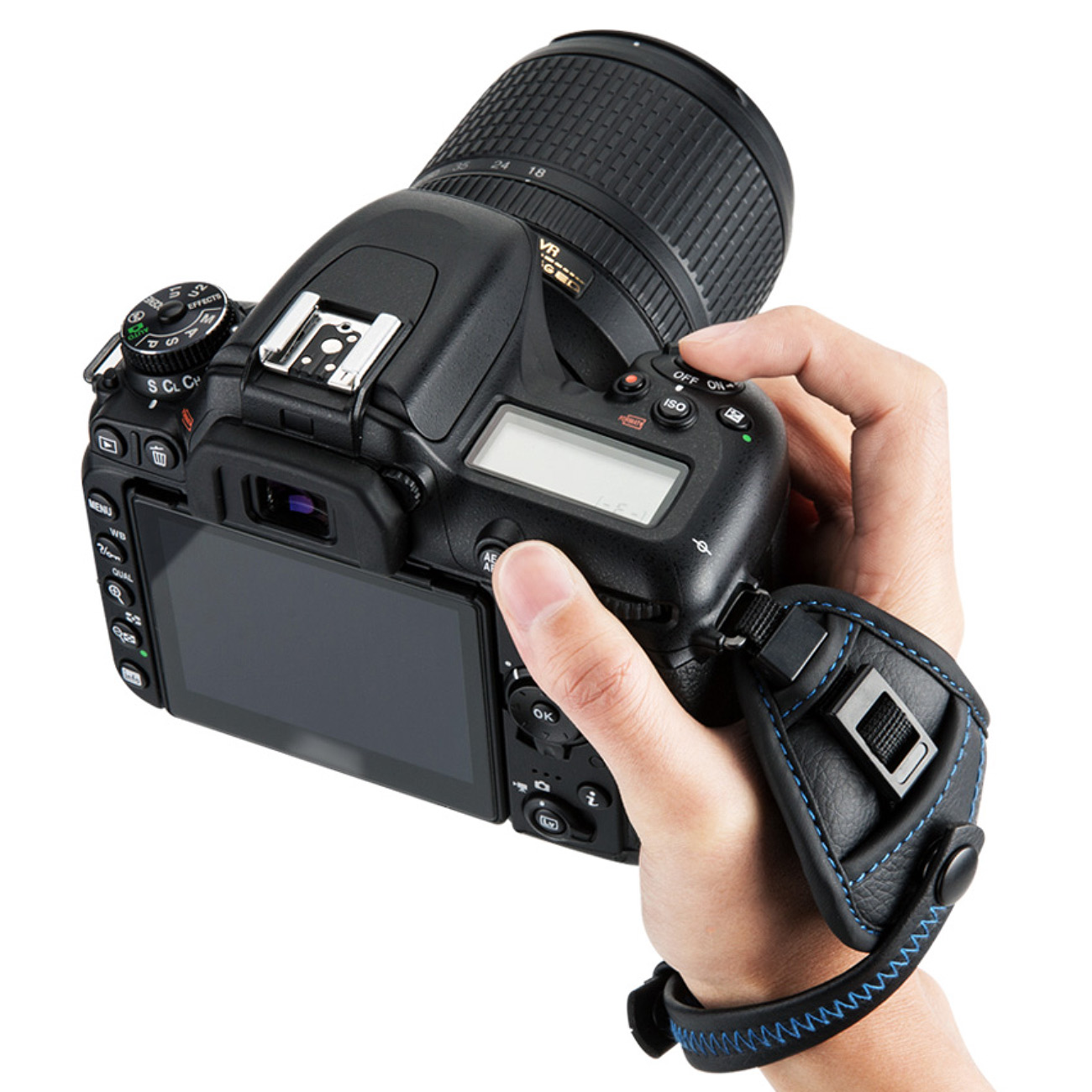 Eine Hand hält eine DSLR-Kamera mit einem Riemen. Die Kamera ist schwarz, der Riemen blau.