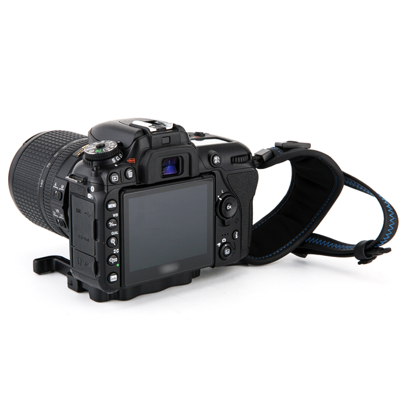 Schwarze DSLR-Kamera mit Zoomobjektiv. Handriemen auf der rechten Seite. Der Bildschirm ist sichtbar.