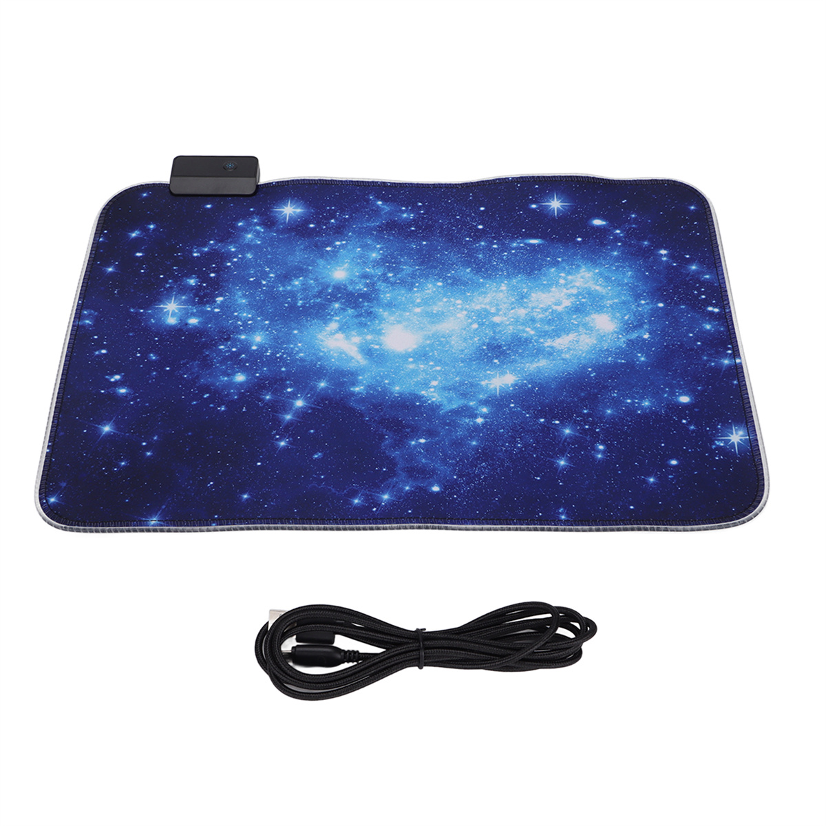 Blaues Mauspad mit Galaxiemotiv und schwarzem Kabel. Dunkelblauer Hintergrund.