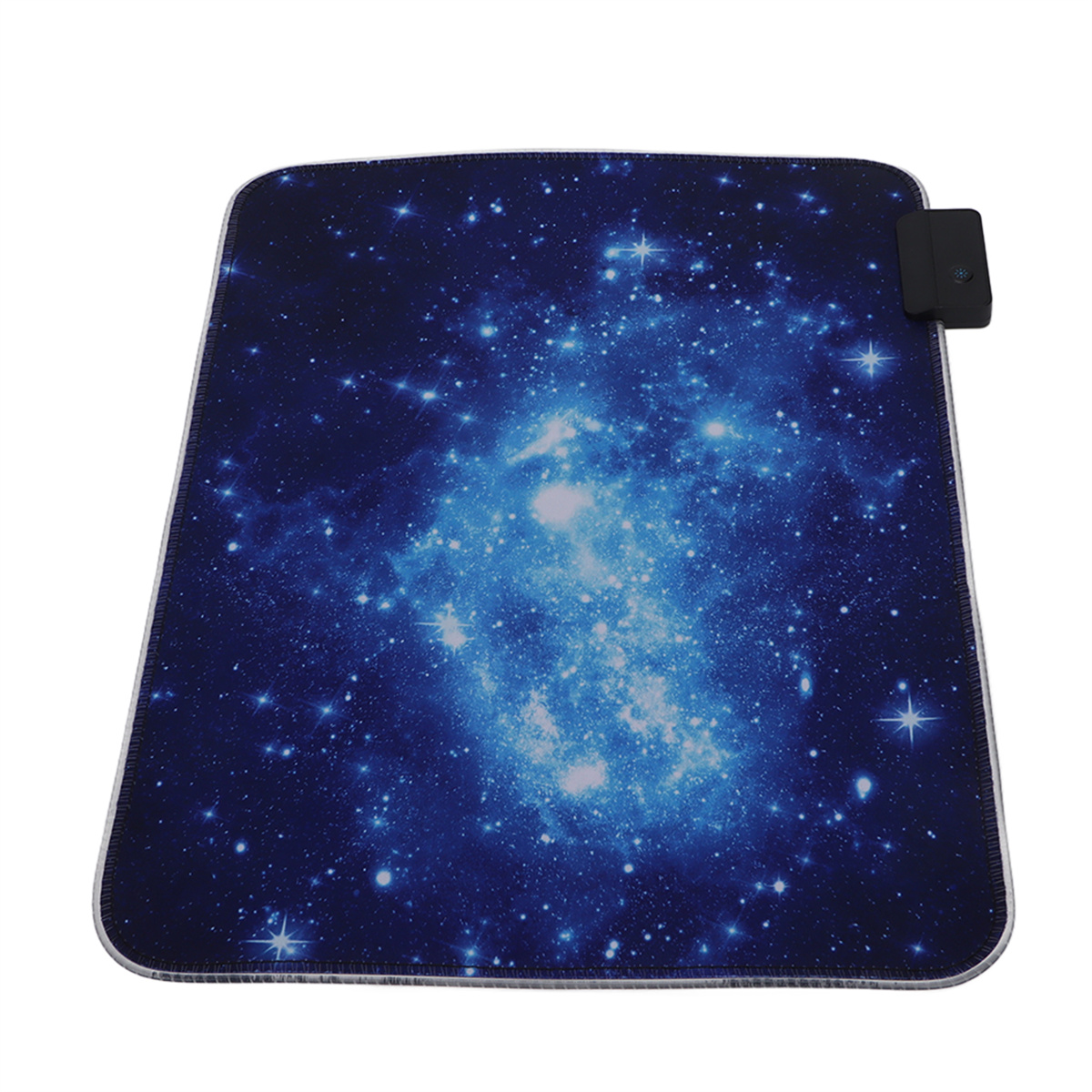 Ein Mauspad mit Galaxie-Design. Es ist dunkelblau mit weißen und hellblauen Sternen.
