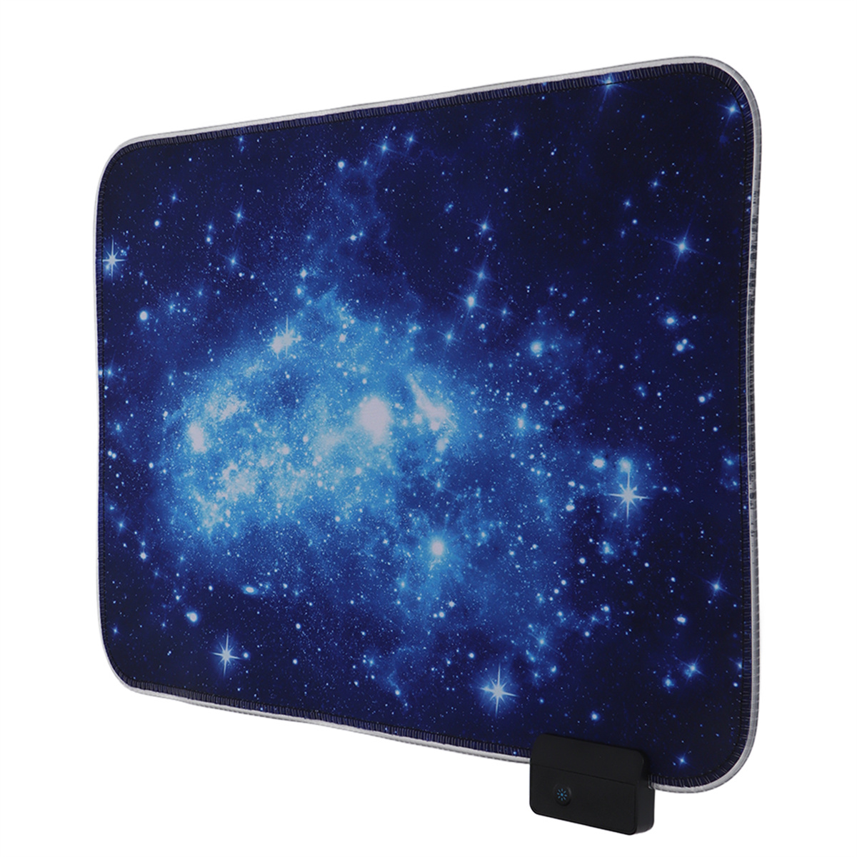 Rechteckiges Mauspad mit blauem Galaxie-Design. Hat einen schwarzen Netzadapter angebracht.