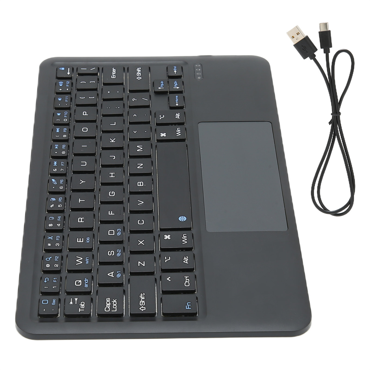 Schwarze Tastatur mit Touchpad und USB-C-Kabel, weißer Hintergrund.