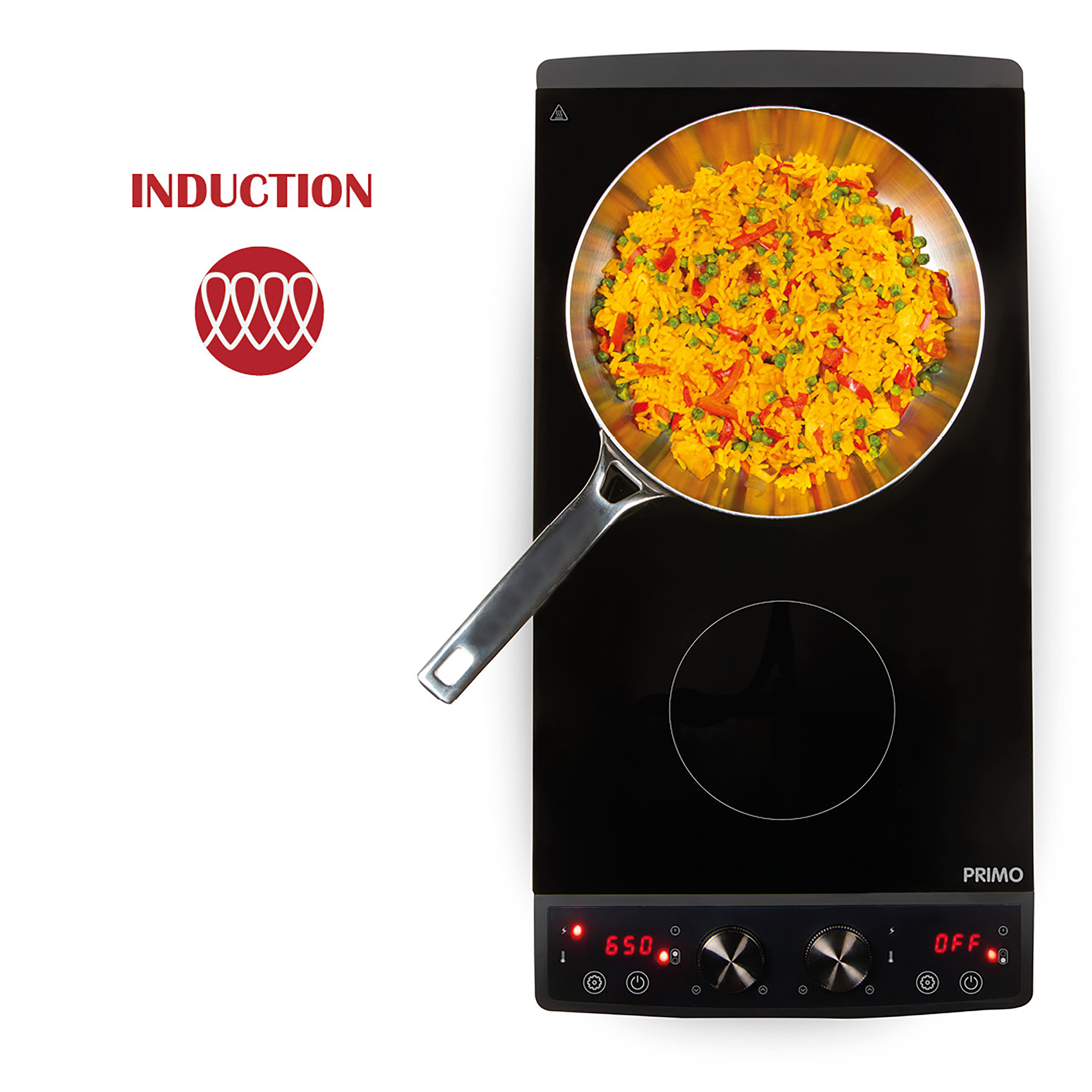 Zwarte inductiekookplaat met pan met eten.