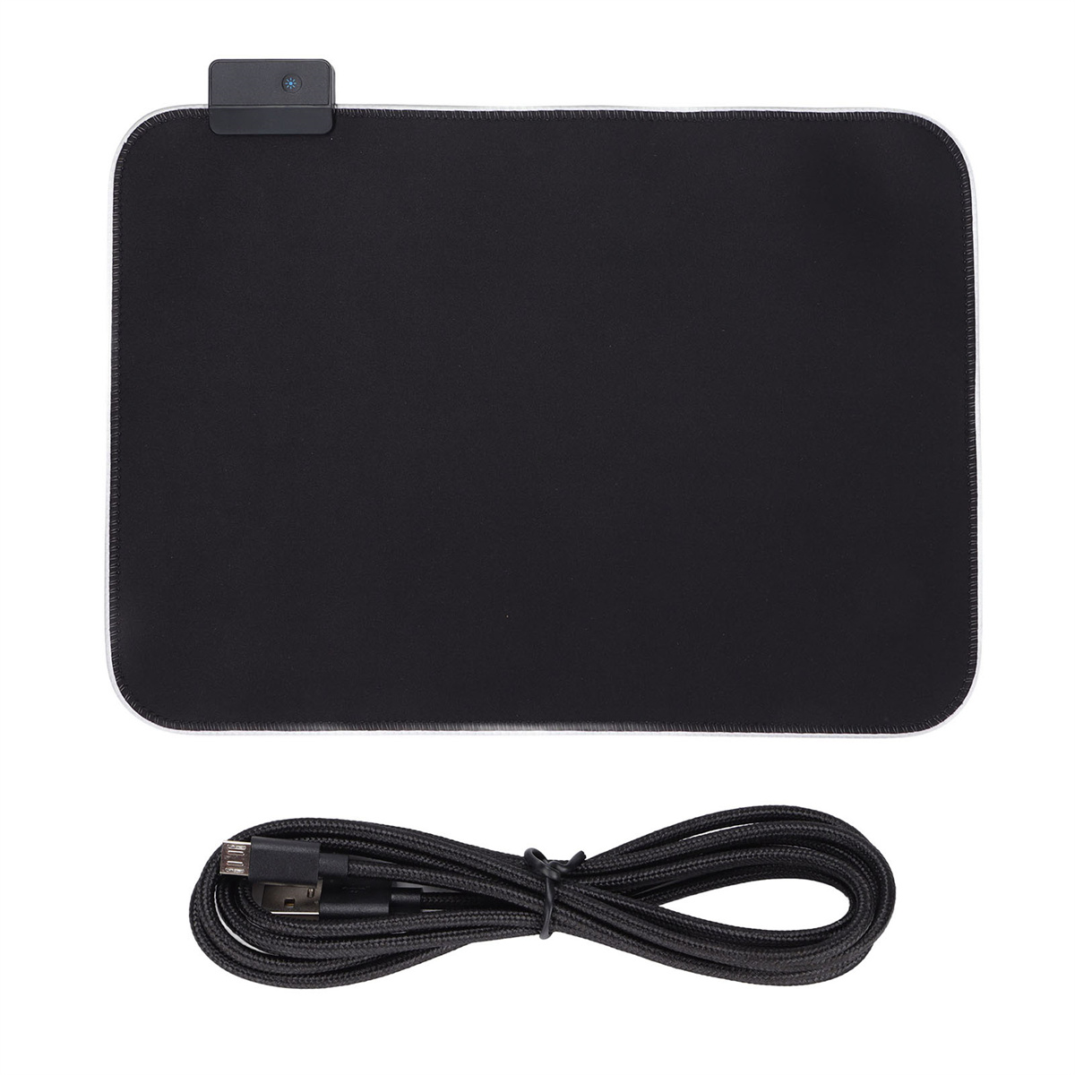 Schwarzes Mauspad mit einem USB-Kabel und einer kleinen Kamera oben drauf.