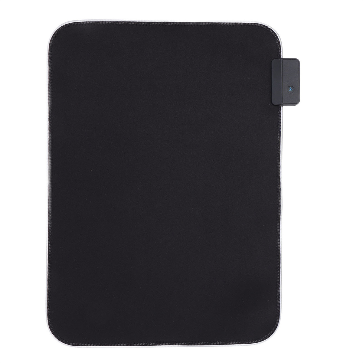 Schwarzes Mousepad mit schwarzem Bedienfeld rechts. Weißer Hintergrund.