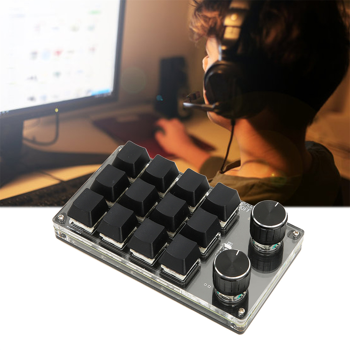 Gaming-Makro-Tastatur mit schwarzen Tasten und zwei Drehreglern auf einer transparenten Acrylbasis, mit Gamer im Hintergrund.