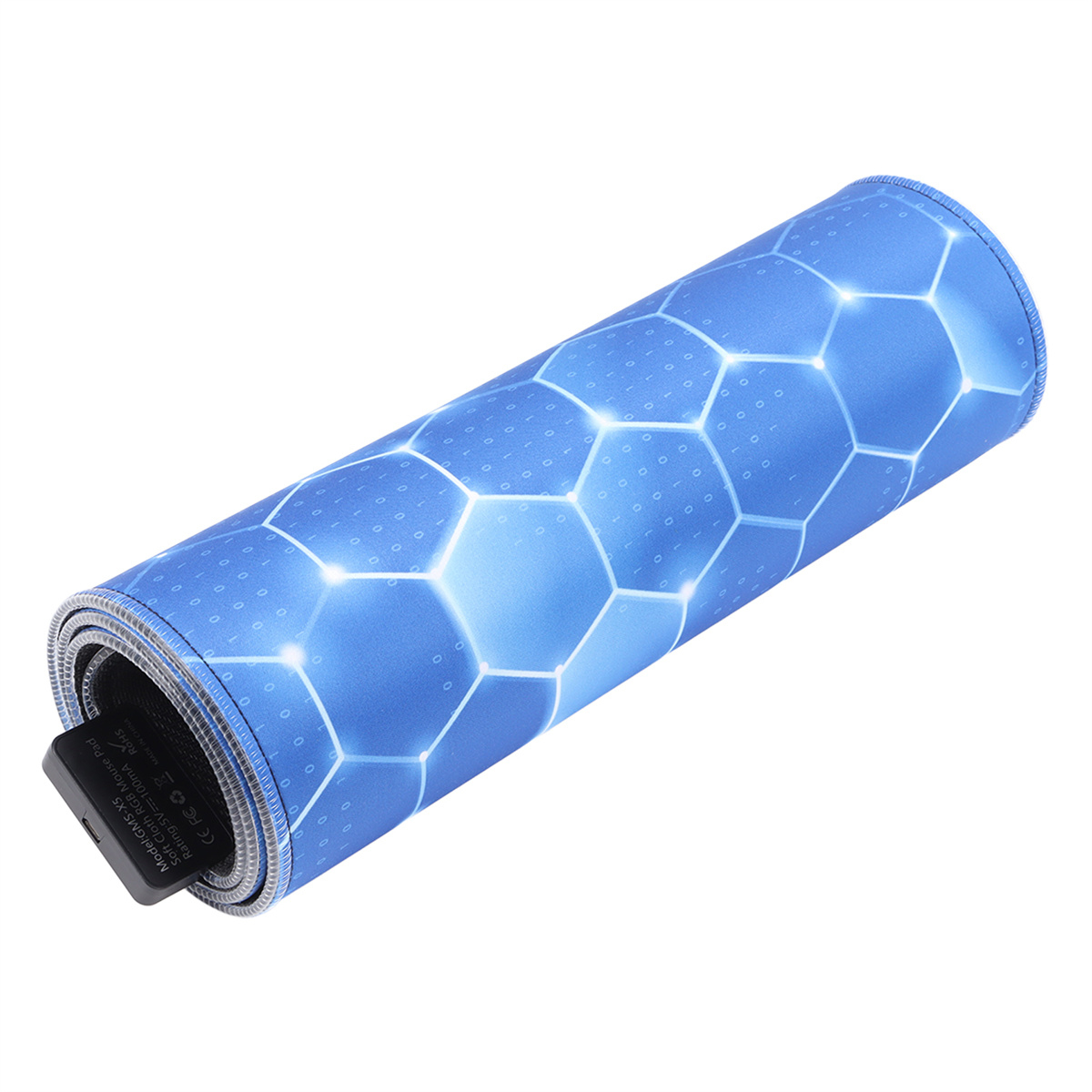 Ein aufgerolltes blaues Mauspads mit Wabenmuster und einem schwarzen Etikett.
