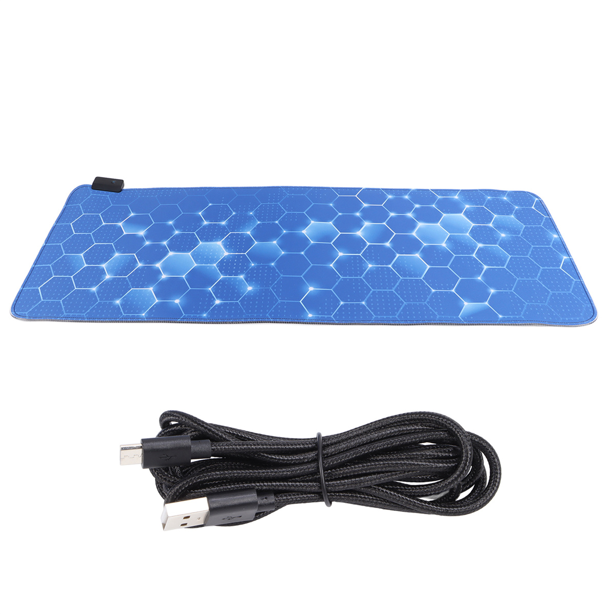 Blaues Mauspad mit USB-Kabel. Das Mauspad hat ein Wabenmuster.