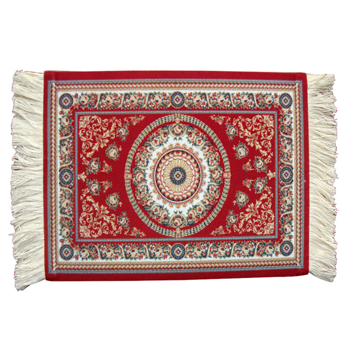 Ein rechteckiger roter Teppich mit floralem Design und Fransen an den Enden. Der Teppich hat ein kreisförmiges Muster.