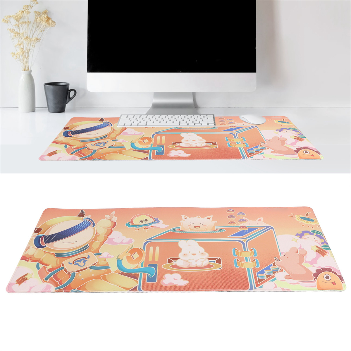 Eine farbenfrohe Schreibtischunterlage mit Astronauten- und Katzenmotiv. Tastatur, Maus und Vase sind auf dem Schreibtisch.